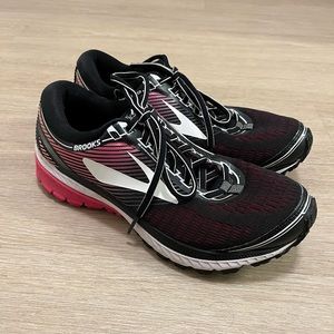 Womens Brooks Ghost 10 sneakers size 9
